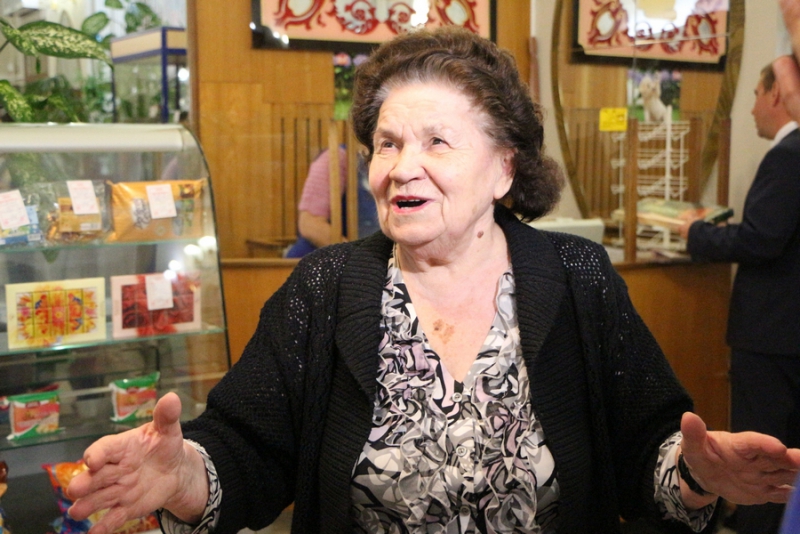 Губернатор расспросил девушку-промоутера про костюм миньона