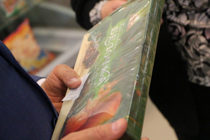 Губернатор расспросил девушку-промоутера про костюм миньона