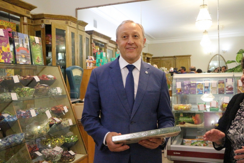 Губернатор расспросил девушку-промоутера про костюм миньона