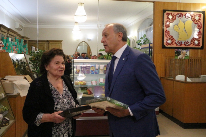 Губернатор расспросил девушку-промоутера про костюм миньона