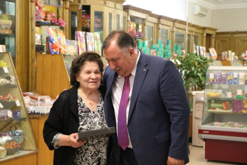 Губернатор расспросил девушку-промоутера про костюм миньона