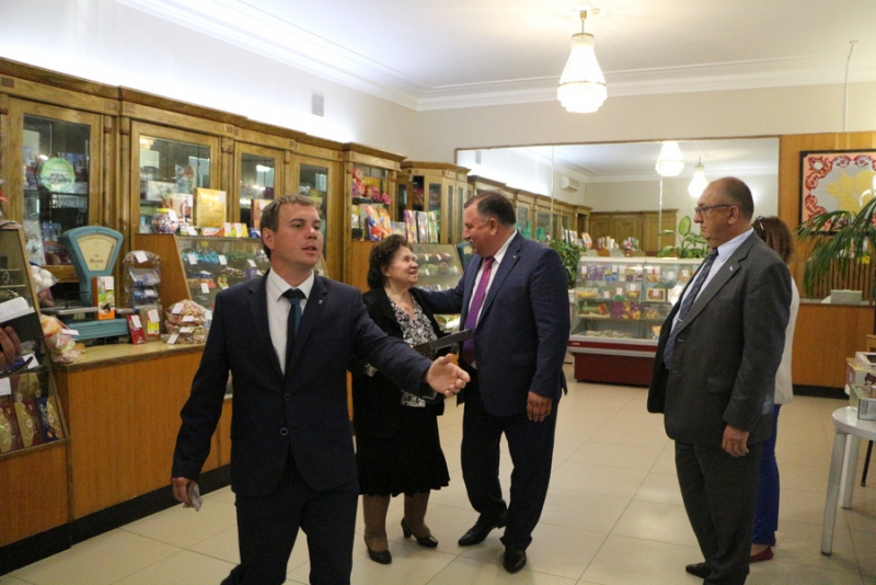 Губернатор расспросил девушку-промоутера про костюм миньона