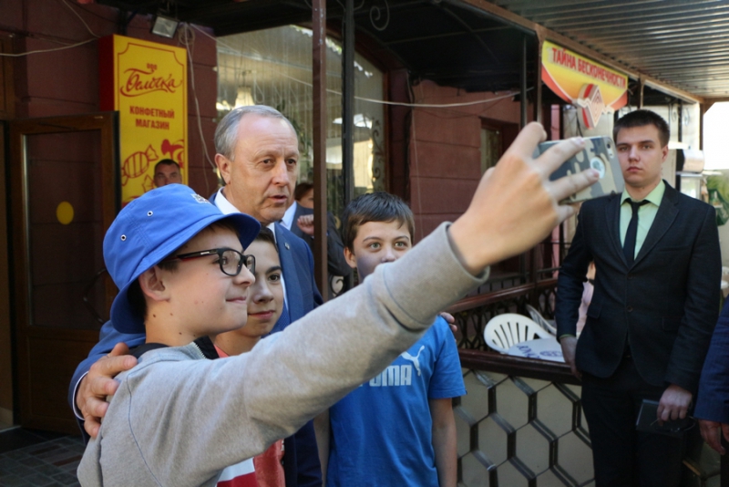 Губернатор расспросил девушку-промоутера про костюм миньона