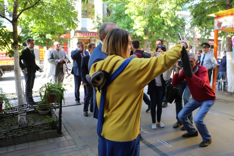 Губернатор расспросил девушку-промоутера про костюм миньона