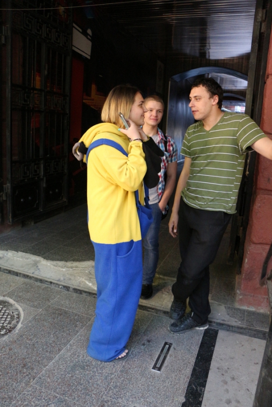 Губернатор расспросил девушку-промоутера про костюм миньона