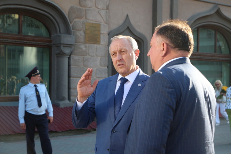 Губернатор расспросил девушку-промоутера про костюм миньона