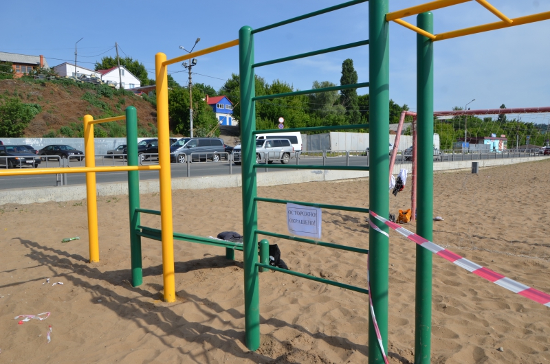 Пляжи замусорены бытовыми отходами и недоделана ногомойка