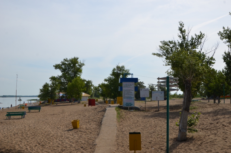 Пляжи замусорены бытовыми отходами и недоделана ногомойка