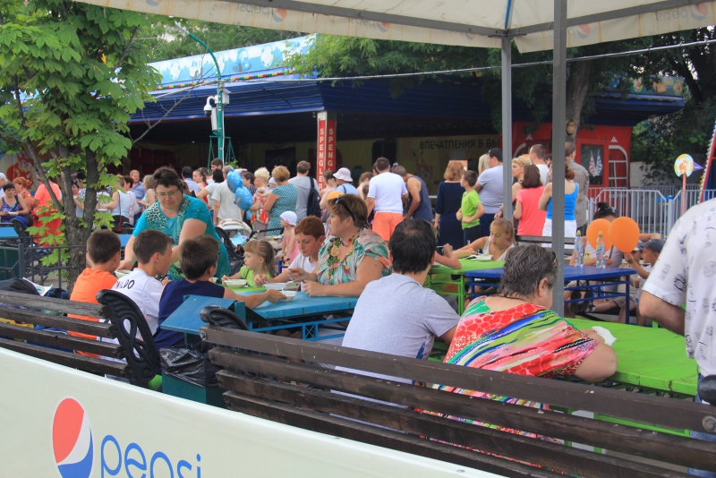 Под жарким солнцем Саратова прошла раздача окрошки