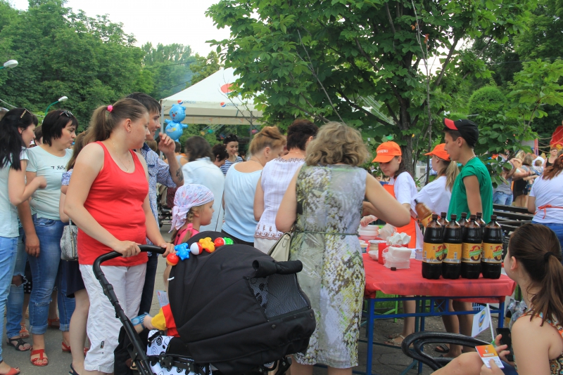 Под жарким солнцем Саратова прошла раздача окрошки