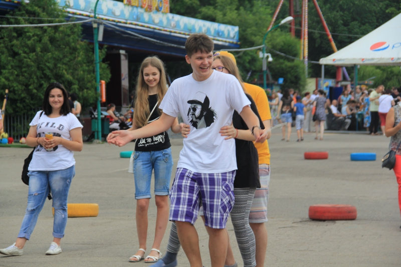 Под жарким солнцем Саратова прошла раздача окрошки