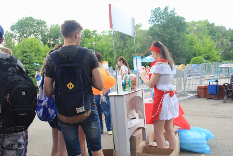 Под жарким солнцем Саратова прошла раздача окрошки