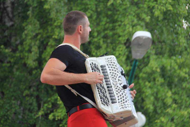 Под жарким солнцем Саратова прошла раздача окрошки