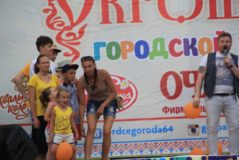 Под жарким солнцем Саратова прошла раздача окрошки