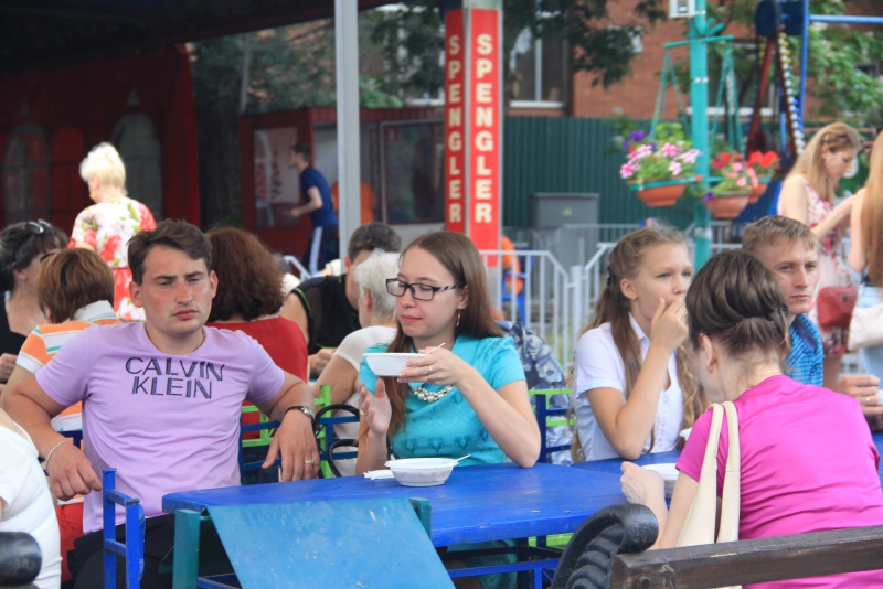 Под жарким солнцем Саратова прошла раздача окрошки