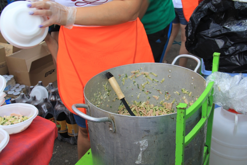 Под жарким солнцем Саратова прошла раздача окрошки