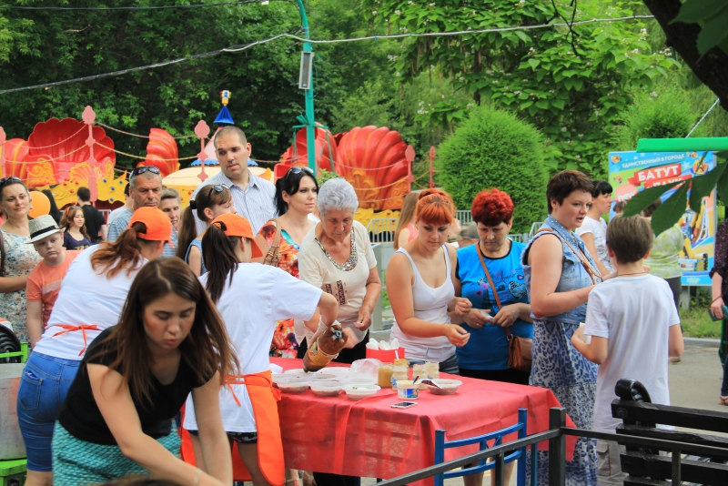 Под жарким солнцем Саратова прошла раздача окрошки