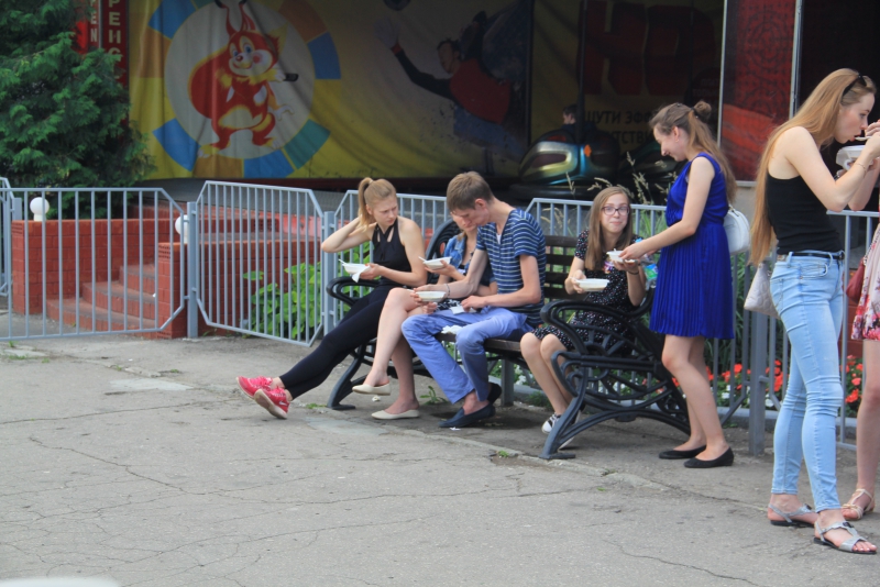 Под жарким солнцем Саратова прошла раздача окрошки