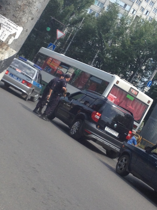 На Стрелке автоматчики заблокировали черный кроссовер