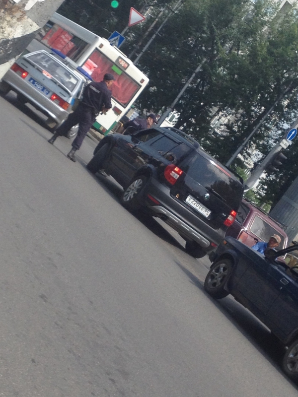 На Стрелке автоматчики заблокировали черный кроссовер