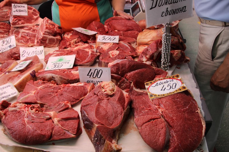 Куплю мясо саратов. Рынок Сенной Саратов мясо. Топольчанский рынок.