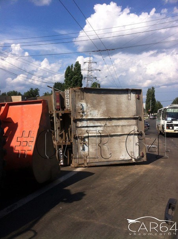 «Газель» после ДТП упала на легковой автомобиль