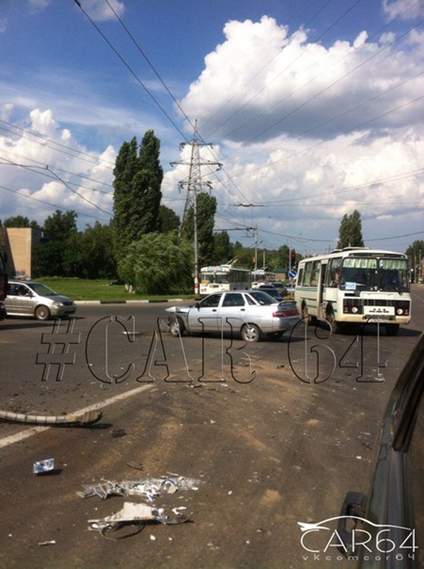 «Газель» после ДТП упала на легковой автомобиль