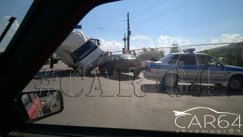 «Газель» после ДТП упала на легковой автомобиль