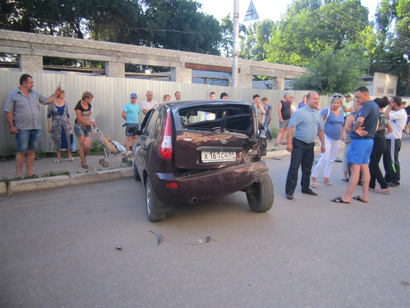 «Двенадцатая» врезалась в «Калину», сбила 2-х пешеходов и велосипедиста