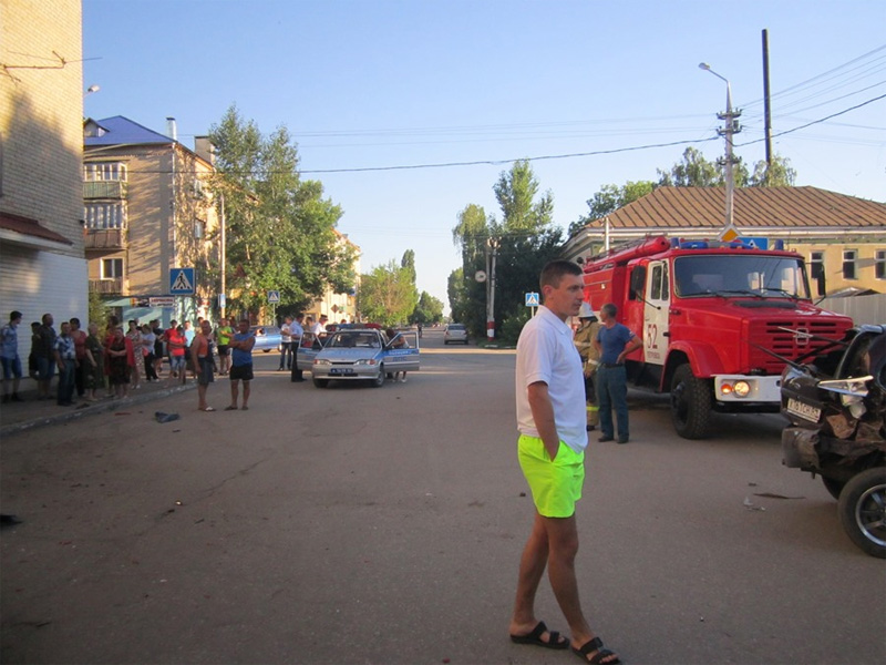 «Двенадцатая» врезалась в «Калину», сбила 2-х пешеходов и велосипедиста