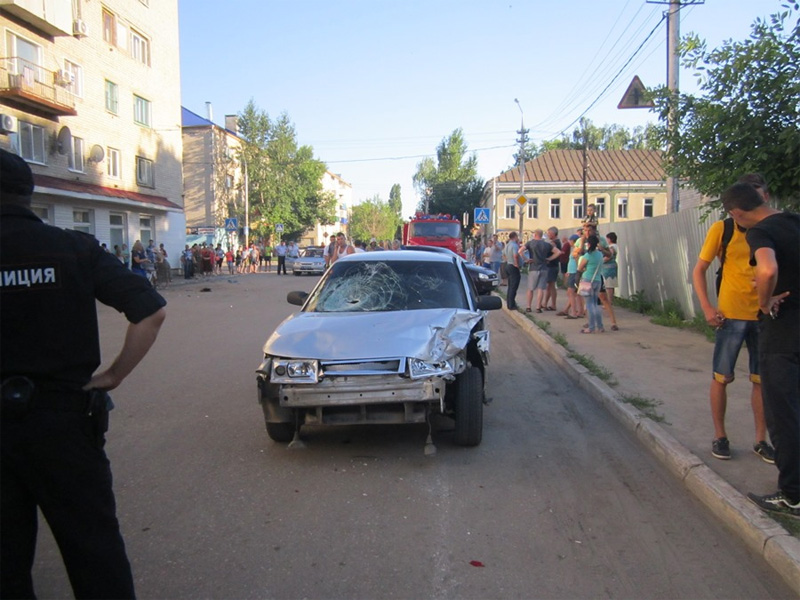 «Двенадцатая» врезалась в «Калину», сбила 2-х пешеходов и велосипедиста