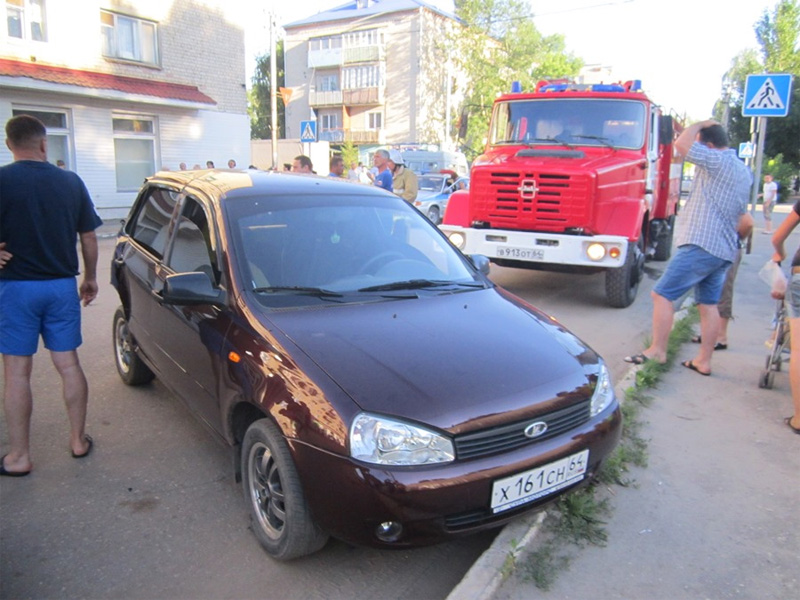 «Двенадцатая» врезалась в «Калину», сбила 2-х пешеходов и велосипедиста