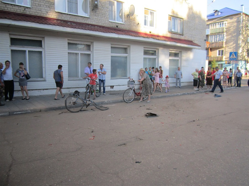 «Двенадцатая» врезалась в «Калину», сбила 2-х пешеходов и велосипедиста