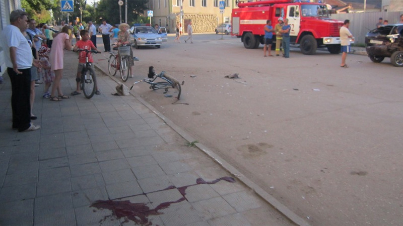 «Двенадцатая» врезалась в «Калину», сбила 2-х пешеходов и велосипедиста