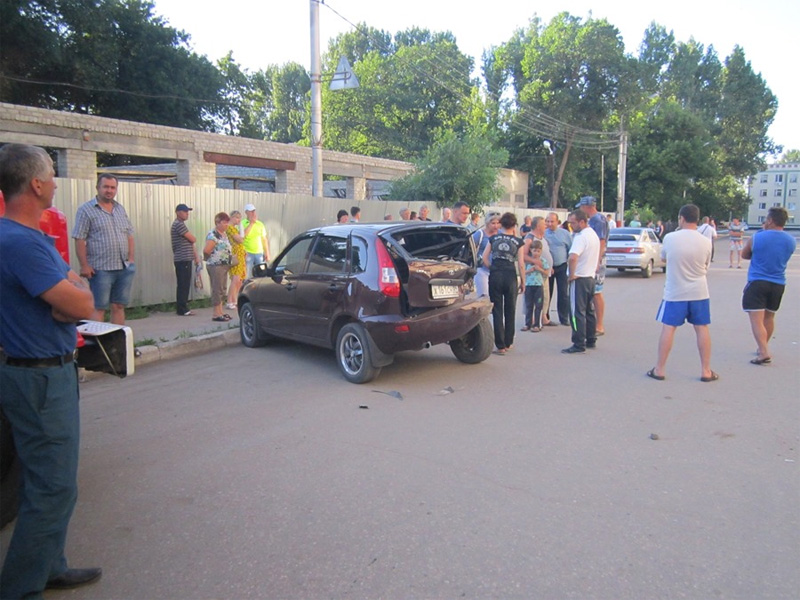 «Двенадцатая» врезалась в «Калину», сбила 2-х пешеходов и велосипедиста