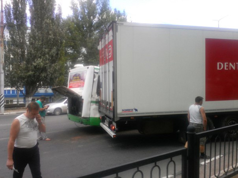 Фура и автобус заблокировали проезд по 50 лет Октября