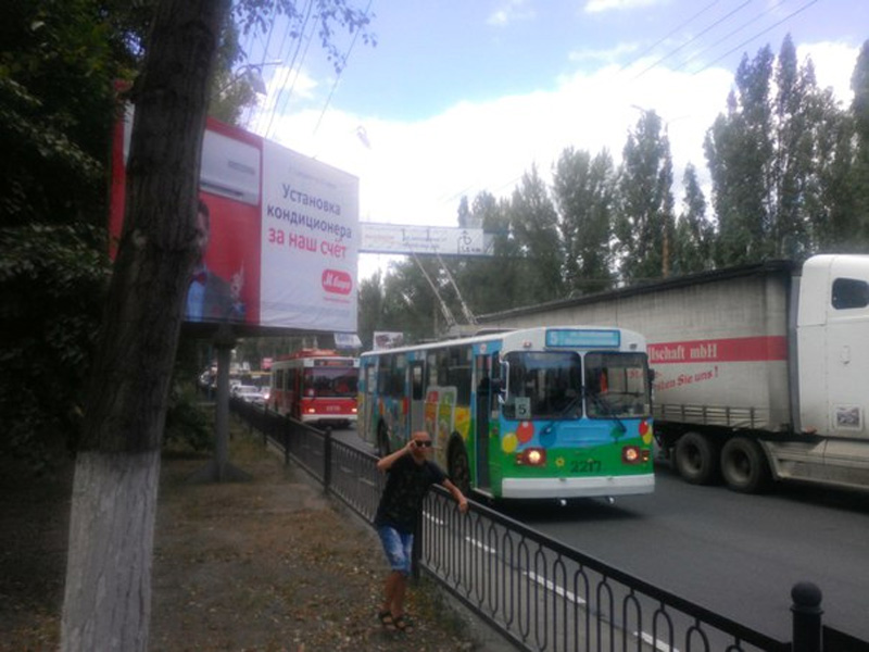 Фура и автобус заблокировали проезд по 50 лет Октября