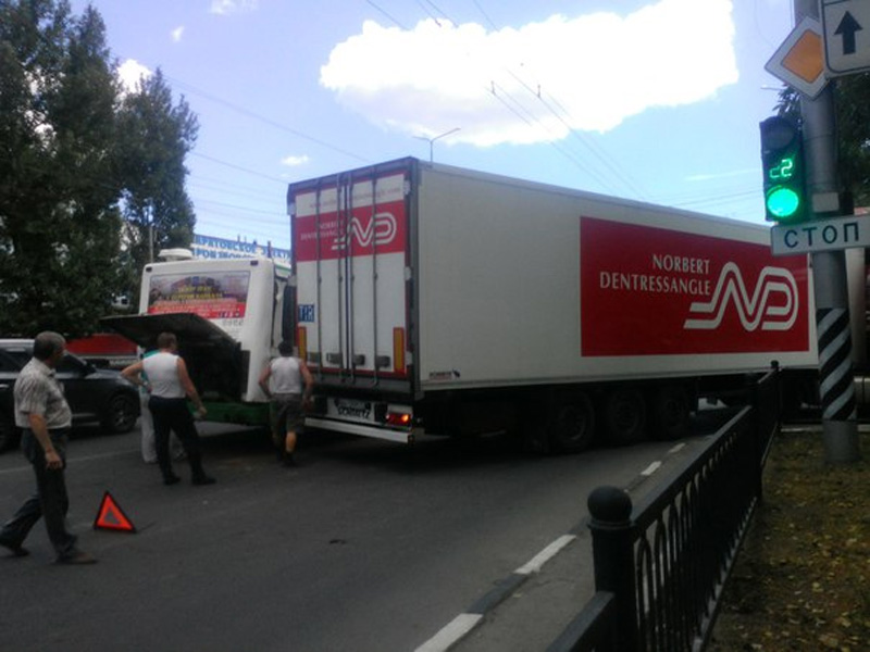 Фура и автобус заблокировали проезд по 50 лет Октября