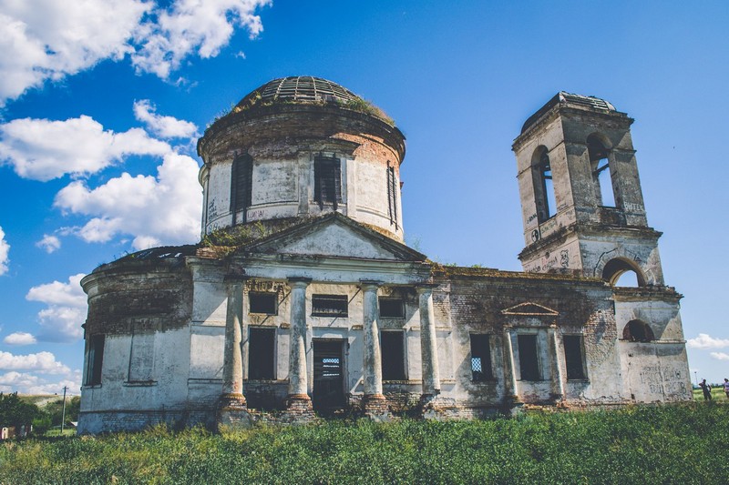 Разрушенный храм в селе Ахмат заняли коровы