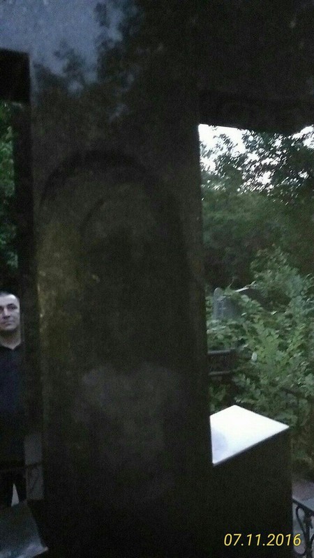 Очевидец: На Воскресенском кладбище мироточит крест епископа Вениамина