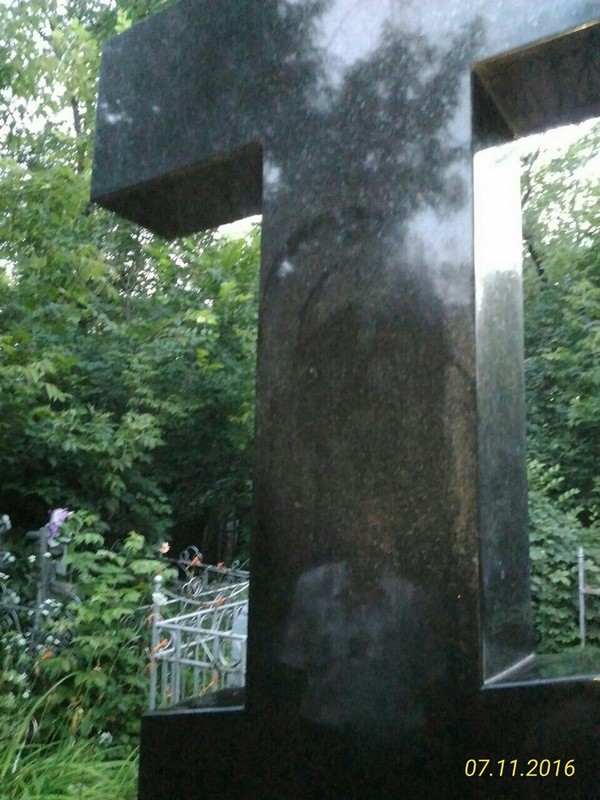 Очевидец: На Воскресенском кладбище мироточит крест епископа Вениамина