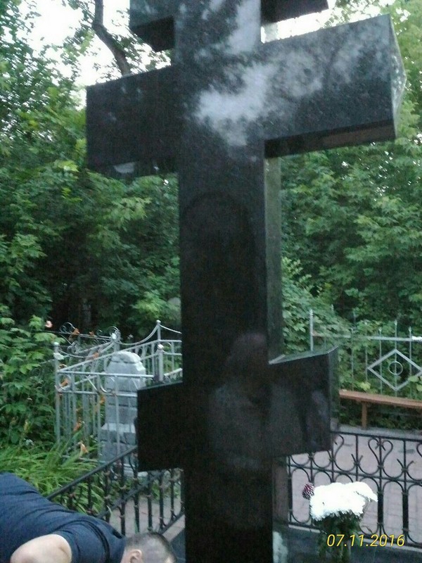 Очевидец: На Воскресенском кладбище мироточит крест епископа Вениамина