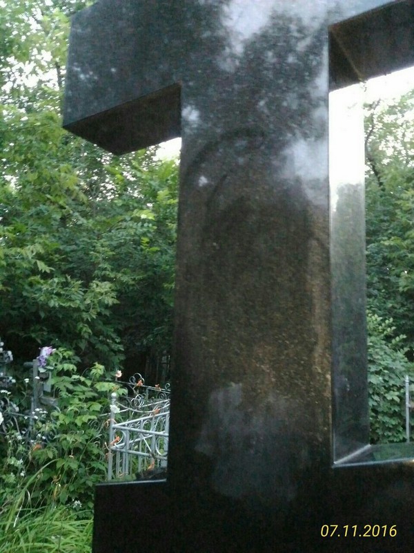 Очевидец: На Воскресенском кладбище мироточит крест епископа Вениамина