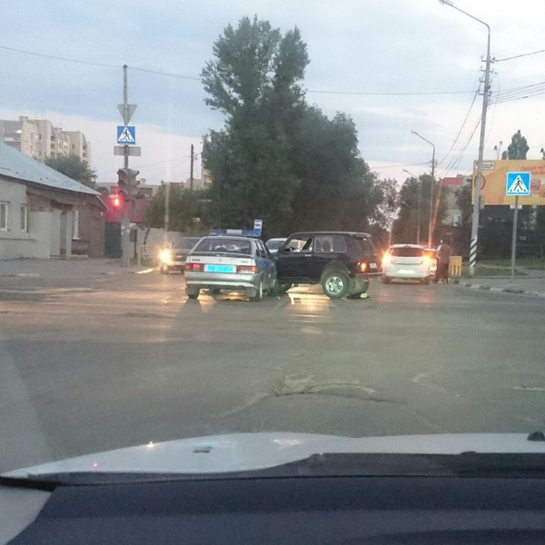 На Чапаева полицейский автомобиль столкнулся с «Нивой»