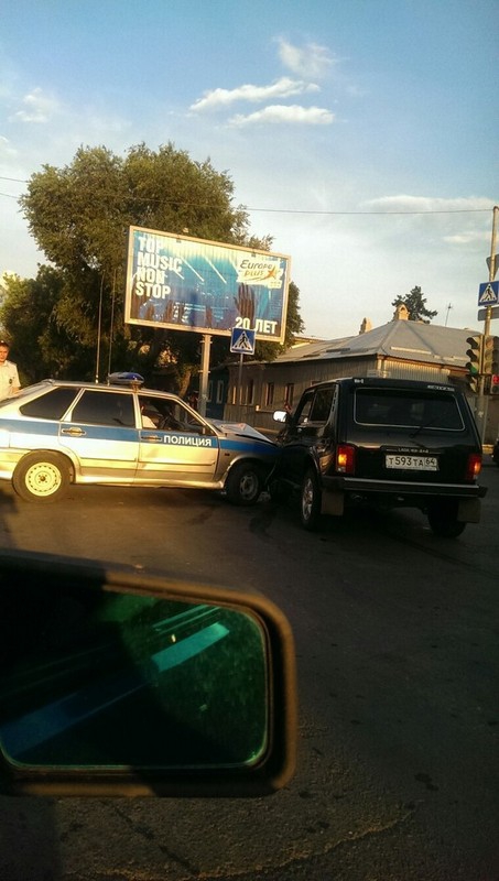 На Чапаева полицейский автомобиль столкнулся с «Нивой»