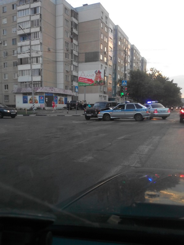 На Чапаева полицейский автомобиль столкнулся с «Нивой»