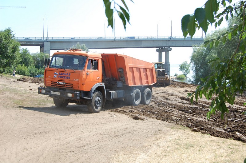 В Саратове облагораживают «дикий уголок» у моста