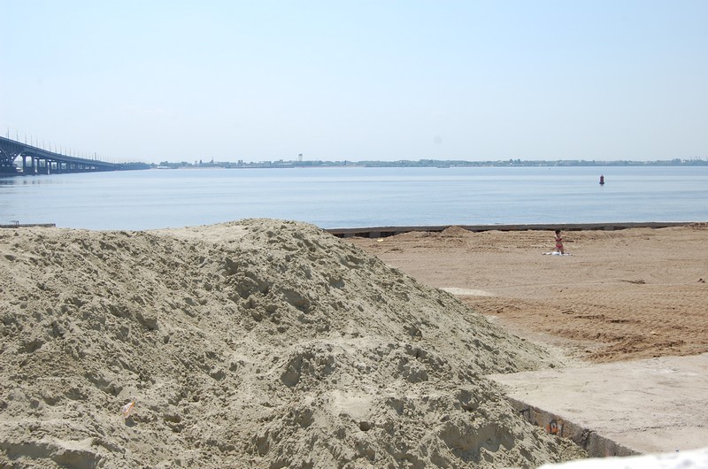 В Саратове облагораживают «дикий уголок» у моста