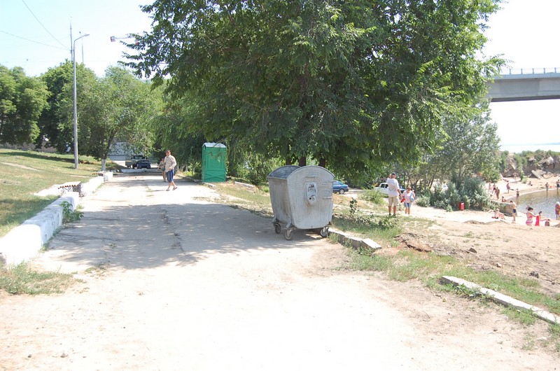 В Саратове облагораживают «дикий уголок» у моста