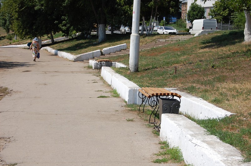 В Саратове облагораживают «дикий уголок» у моста